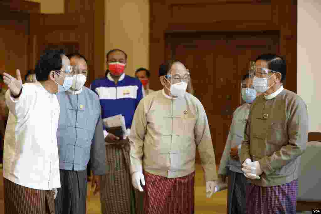 တတိယအကြိမ် လွှတ်တော် တက်ရောက်မည့် ပြည်သူ့လွှတ်တော် ကိုယ်စားလှယ်များကို COVID ကာကွယ်ဆေး စတင် ထိုးနှံသည့် မြင်ကွင်း။ (ဇန်နဝါရီ ၂၉၊ ၂၀၂၁)