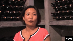 1990年2月11日從維克多.韋斯特監獄出:納爾遜.曼德拉和夫人溫尼向祝福者致敬。