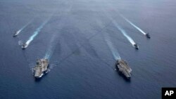 美国海军的尼米兹号和里根号航空母舰组成的双航母战斗群。