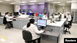 资料照片:阿斯利康公司澳大利亚分公司总部的化学师在工作。(2020年8月19日)