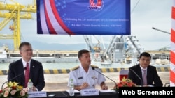 2020年3月,时任美军太平洋舰队司令的阿奎利诺(中)在越南。