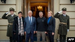 乌克兰总统泽连斯基星期天(12月1日)欢迎欧洲理事会(European Council)主席安东尼奥·科斯塔(Antonio Costa,左三)和欧盟委员会副主席兼外交与安全政策高级代表卡娅·卡拉斯(Kaja Kallas,右二)访问。