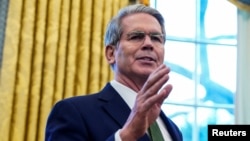 资料照:美国财长斯科特·贝森特(Scott Bessent)在白宫讲话。(2025年2月3日)