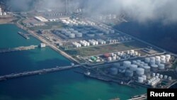 资料照:中国珠海港的石油和天然气储存罐。(2018年10月22日)