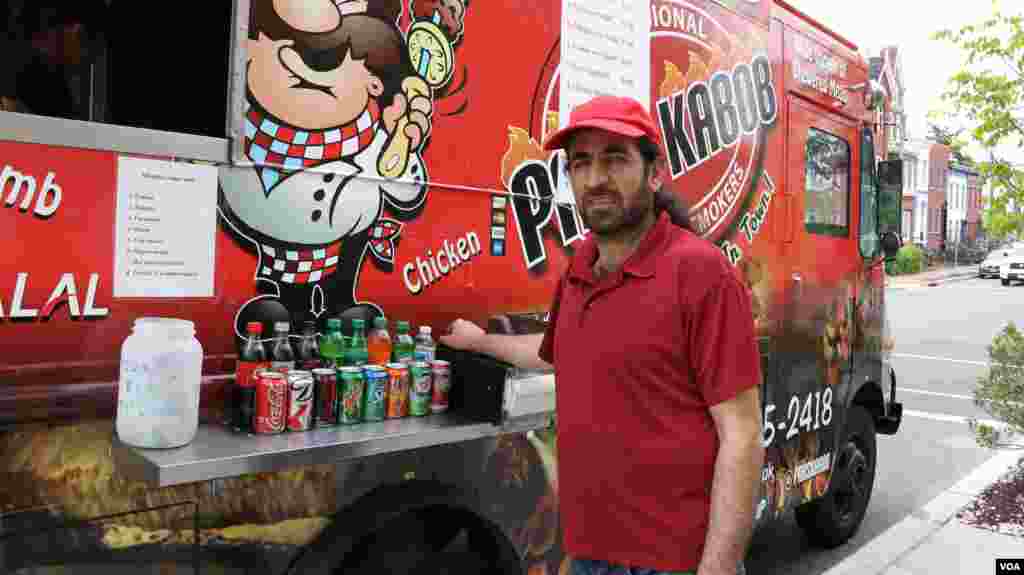 华盛顿市流动餐车业主阿尔德西尔•荷达亚蒂(美国之音 亚微拍摄)