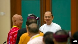 缅甸总统登盛(中)在内比都举行的全国停火协议会议上与少数民族武装组织领导人见面(2015年9月9日)