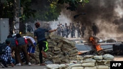 အာဏာသိမ်းဆန့်ကျင်ဆန္ဒပြပွဲတခုအား လုံခြုံရေးတပ်ဖွဲ့ဝင်များဖြိုခွဲစဉ် (ဓာတ်ပုံ - AFP)