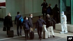 世卫新冠病毒源头调查组成员抵达中国武汉天河国际机场。(2021年1月14日)