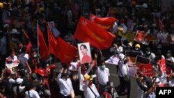 缅甸抗议者们星期三在仰光举行反对军政府的大规模示威活动。(2021年2月17日)