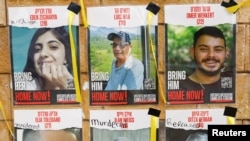 刘易斯·黑尔（Louis Hare，中）出现在一幅被哈马斯绑架的以色列人质告示中。黑尔在2024年2月12日以色列一次突袭行动中获救。（路透社）

