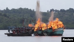 2016年4月5日,马来西亚和越南的渔船在印度尼西亚因非法捕鱼事件被摧毁。(资料照片)