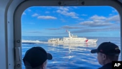 资料照:一艘中国海警船在南中国海第二托马斯浅滩(Second Thomas Shoal,中国称仁爱礁)附近干扰菲律宾海岸警卫队运输船只。(美联社)