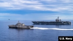 美国海军公布的照片显示,一架F-35C战斗机从“卡尔文森”号航空母舰飞行甲板上起飞,这艘航母与“塔尔萨”号濒海战斗舰正在驶过南中国海。(2021年9月7日)