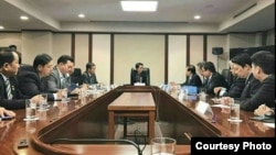 မြန်မာစီးပွားရေးကိုယ်စားလှယ်အဖွဲ့ ဒေါ်အောင်ဆန်းစုကြည်နှင့်တွေ့ဆုံစဉ်