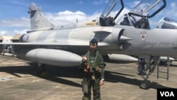 蒋青桦是台湾空军首位幻影M2000-5型战机女飞行员。在桃园机场附近长大的蒋青桦从小对翱翔天空充满幻想,如今终于圆梦驾驶她所说的“性感的”法国幻影战机。(美国之音萧洵拍摄)