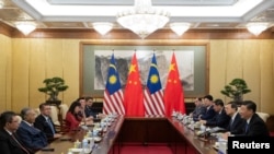 中国国家主席习近平(右)在北京钓鱼台国宾馆与马来西亚总理马哈蒂尔(左二)举行会晤。(2018年8月20日)