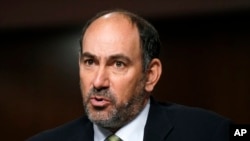 资料照:2021年10月20日,周三,当时的美国驻新加坡大使提名人乔纳森·卡普兰在国会参议院外交关系委员会审查他的提名的听证会上发言。(美联社)