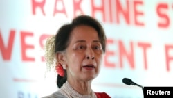 ငပလီကမ်းခြေမှာ ကျင်းပတဲ့ ရခိုင်ပြည်နယ် ရင်းနှီးမြှုပ်နှံမှု ပွဲတော်မှာ ဒေါ်အောင်ဆန်းစုကြည် မိန့်ခွန်းပြောကြားစဉ်။