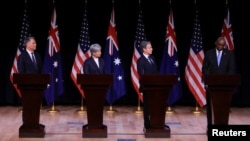 在美国马里兰州安纳波利斯美国海军学院举行的2024年澳美部长级磋商(AUSMIN)期间,美国国务卿布林肯(Antony Blinken)和国防部长奥斯汀(Lloyd Austin)与澳大利亚外交部长黄英贤(Penny Wong)和澳大利亚副总理兼国防部长马尔斯(Richard Marles)举行联合记者会。(2024年8月6日)