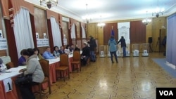 在莫斯科的乌克兰大使馆，选民们在投票。(美国之音白桦 拍摄)