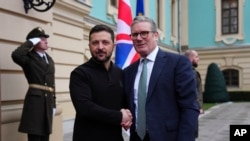 英国首相斯塔默与乌克兰总统泽连斯基在基辅举行双边会谈。(2025年1月16日)