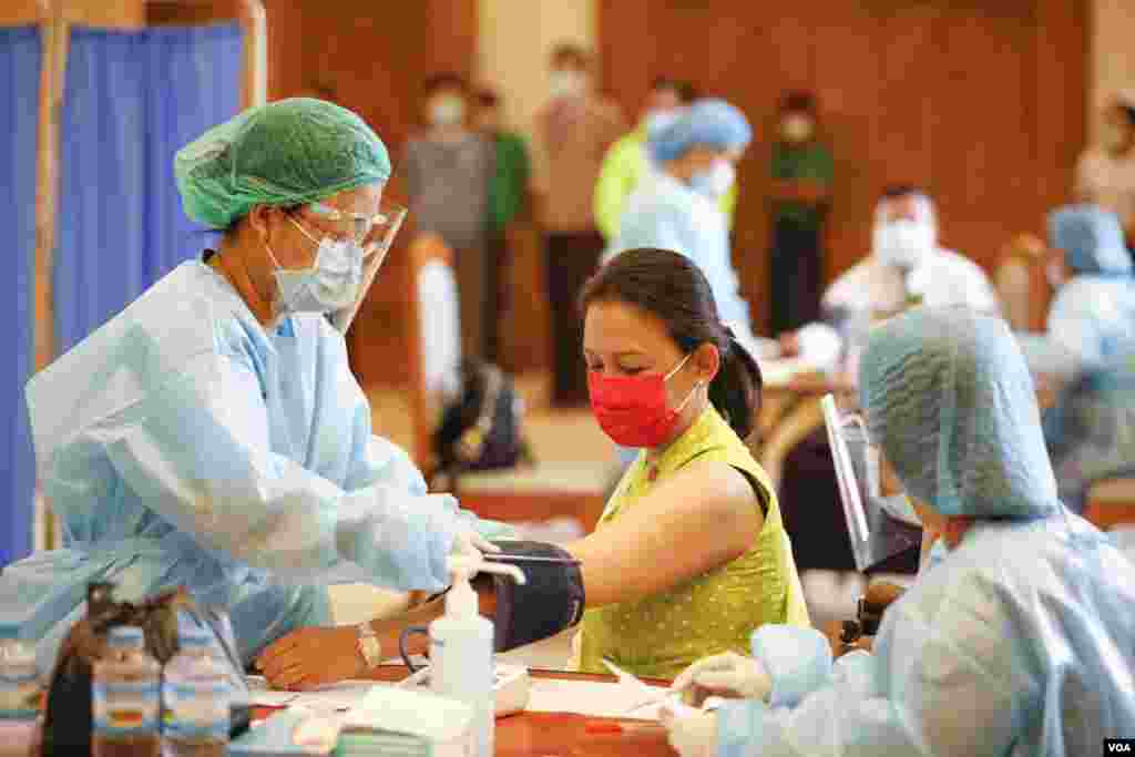 တတိယအကြိမ် လွှတ်တော် တက်ရောက်မည့် ပြည်သူ့လွှတ်တော် ကိုယ်စားလှယ်များကို COVID ကာကွယ်ဆေး စတင် ထိုးနှံသည့် မြင်ကွင်း။ (ဇန်နဝါရီ ၂၉၊ ၂၀၂၁)