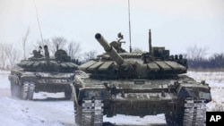 俄罗斯坦克参加演习。(俄罗斯国防部2022年2月14日)