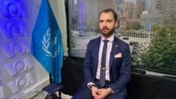 美国国务院中文发言人贾博(Jakob Lengacher)在美国之音(VOA)联合国纽约总部的演播室接受采访。(2025年9月24日)