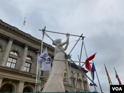 2024年11月7日,象征八九年中国人为自由抗争的民主女神像,展出在柏林市议会旁边。(美国之音/李伯安)