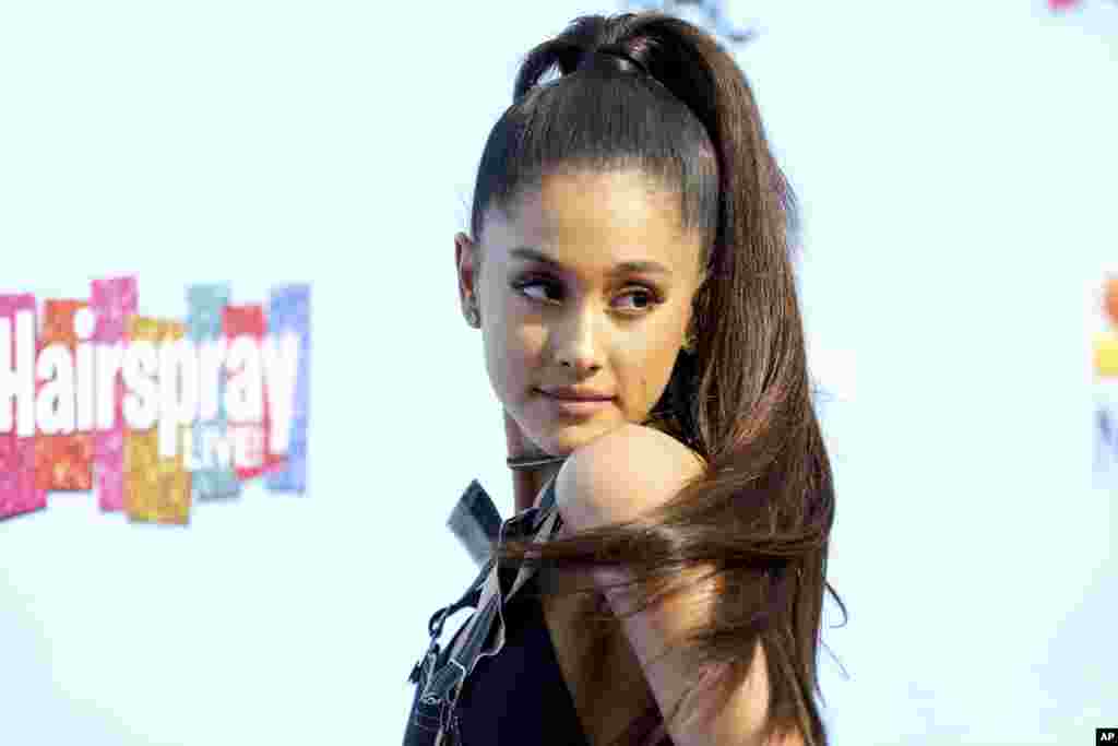 美国流行歌手爱莉安娜·格兰德(Ariana Grande)在洛杉矶的环球影城(2016年11月16日)。 5月22日,她在曼彻斯特的演唱会结束时,自杀炸弹手萨尔曼·阿拜迪制造了爆炸,死伤多人。她在推特上写道,她的心碎了,“我很抱歉,无言以对。”