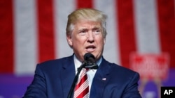 唐纳德·川普在竞选集会上（资料照片）