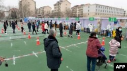 天津居民排队接受再一轮新冠病毒核酸检测。(2022年1月12日)