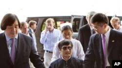 陈光诚在美国驻华大使骆家辉(右)的陪同下5月2日坐轮椅进入北京朝阳医院