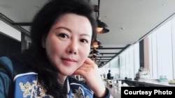 被誉为“文化侠女”的耿潇男(耿潇男微博图片)