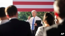 На фото: президент США Джо Байден спілкується зі ЗМІ у Женеві після саміту із президентом Росії Володимир Путін