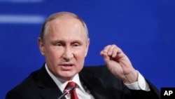 俄罗斯总统普京在圣彼得堡举行的国际经济论坛上发表讲话(2017年6月2日)