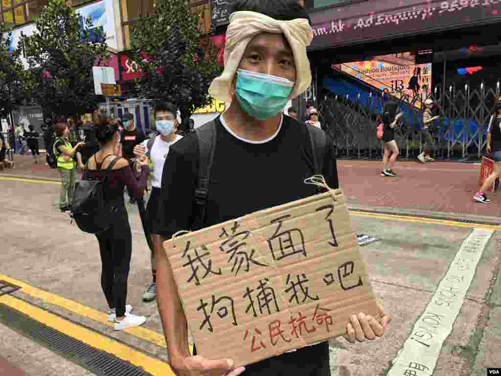香港市民叶先生多次参与反送中游行,他表示过去一百多日都没有戴口罩或蒙面上街,10月5日”禁蒙面法”实施第一日,亦是他第一次戴口罩上街,表达反对”恶法” (美国之音汤惠芸拍摄)