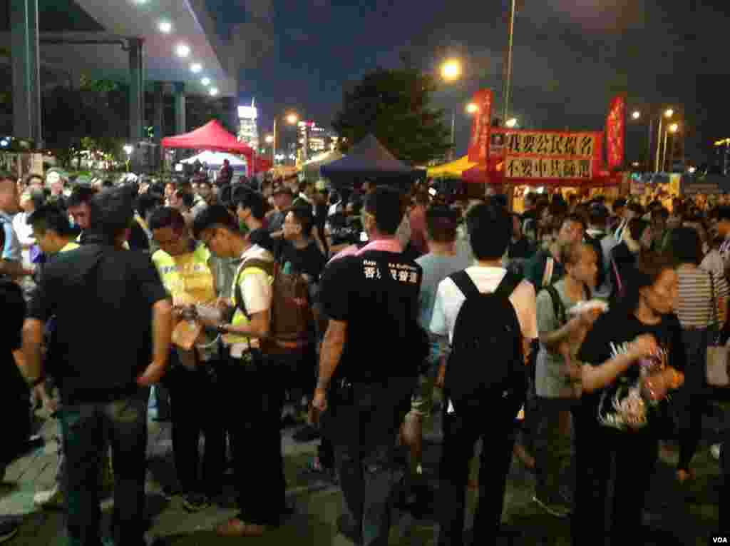 香港立法会辩论政改方案在星期三踏入最后阶段,大批支持和反对的示威人士在议会外的示威区分别举行集会。 (美国之音海彦拍摄)