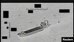 资料照片:美国海军视频显示,伊朗革命卫队舰艇“沙希德·巴扎尔”号在波斯湾拖着美国海军“无人航海探索者”号。(2022年8月30日)