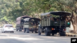 在缅甸首都内比都,士兵们坐在路边停着的卡车里。(2021年2月1日)