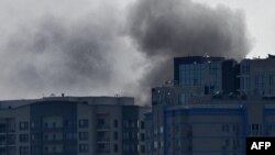 Khói đen bốc lên sau một vụ tấn công bằng máy bay không người lái của Nga vào Kyiv hôm 26/8.