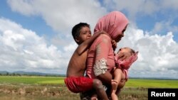 一位缅甸罗兴亚难民妈妈携儿带女越境进入孟加拉国。(2017年10月9日)