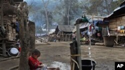 မြန်မာနိုင်ငံ မြောက်ပိုင်း၊ လိုင်ဇာမြို့ ဒုက္ခသည် စခန်းရှိ ကချင် ကလေး တစ်ဦး