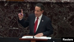 美国众议院首席弹劾经理杰米·拉斯金(D-MD)指着他刚刚播放的一段视频,视频中特朗普的支持者冲进美国国会大厦 。美国参议院开始对美国前总统唐纳德·特朗普进行第二次弹劾审判,罪名是煽动对美国国会大厦的致命袭击。(2021年2月9日)