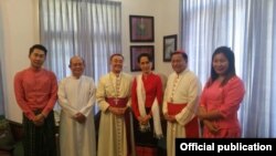 နိုင်ငံတော်အတိုင်ပင်ခံပုဂ္ဂိုလ် ၂၀၁၇ တုန်းက မြန်မာကာဒီနယ် ချားလ်စ်ဘို နှင့်တွေ့ဆုံစဉ် (MOI)