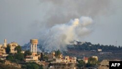 被以色列炮击后,黎巴嫩南部村庄代拉冒起浓烟。(2024年7月4日)