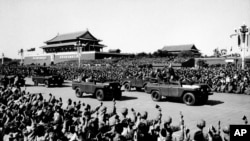 毛泽东和林彪在北京天安门广场检阅红卫兵(1966年10月19日)