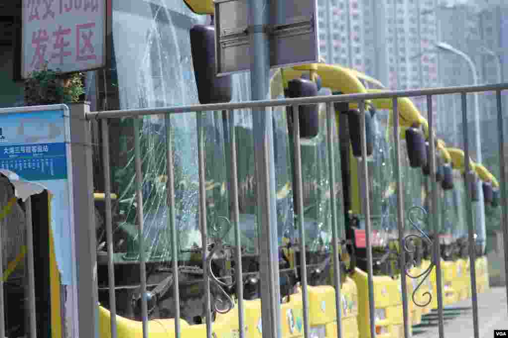 天津爆炸事故现场,核心爆炸区周围多座居民楼窗户被震碎,高速公路桥梁受损,多辆大货车被炸翻,小汽车起火或被砸,多名当地居民仍逗留在事故现场。(美国之音记者东方拍摄)