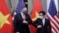 美国国务卿蓬佩奥与越南副总理兼外长范平明2020年10月30日在河内会晤（越南新闻社照片）
