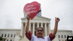 2016年6月23日,马里兰州移民在华盛顿最高法院外面示威。